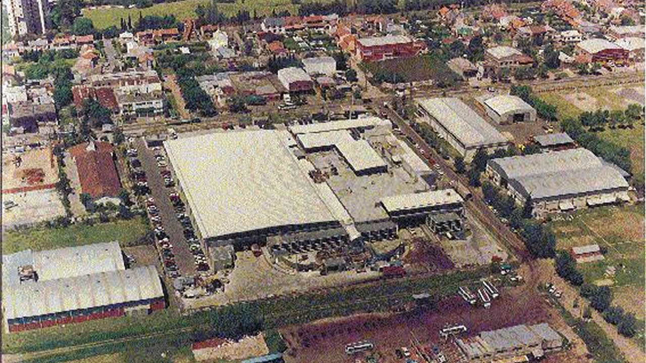 Centro médico con estructura metálica