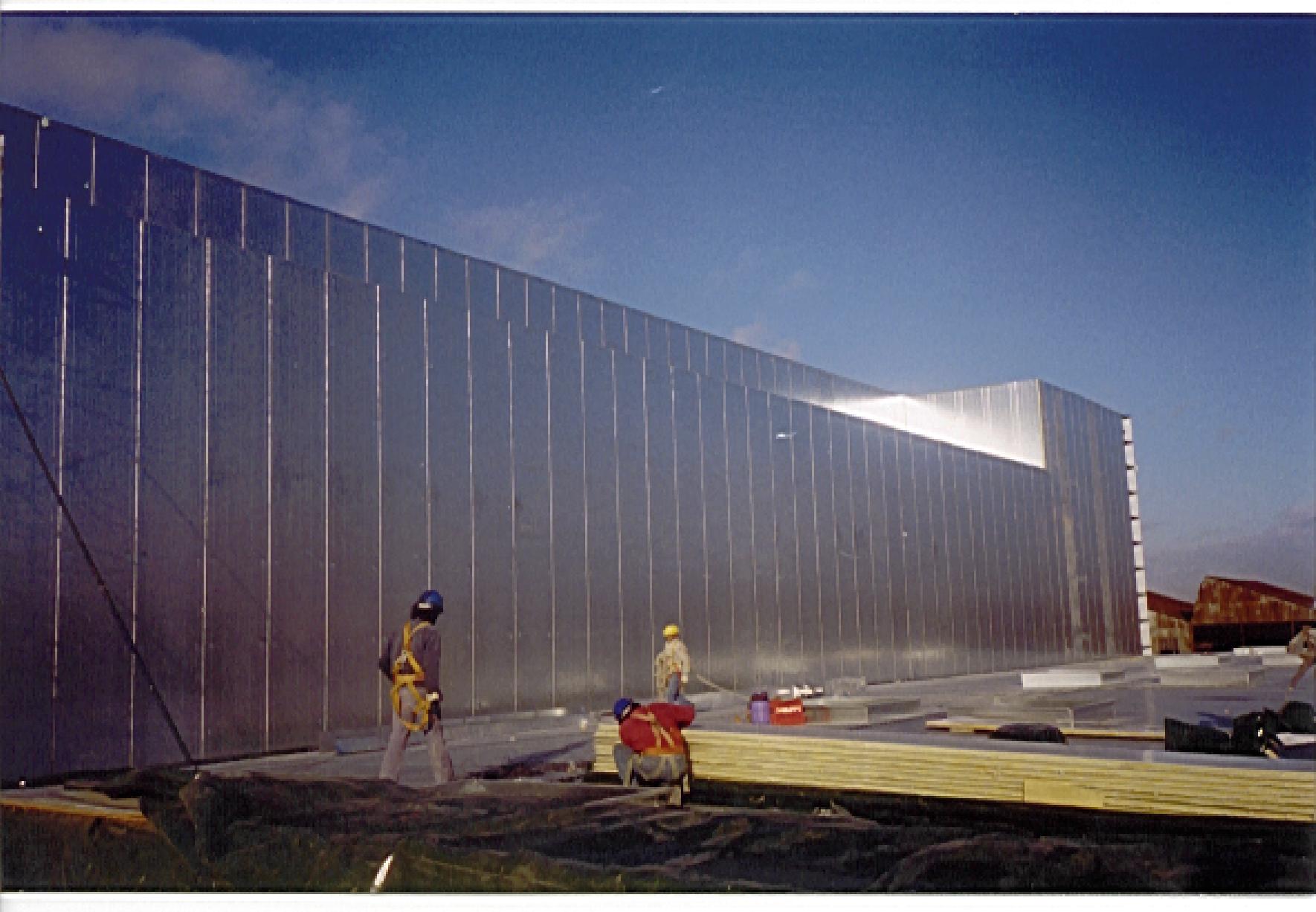 Centro médico con estructura metálica