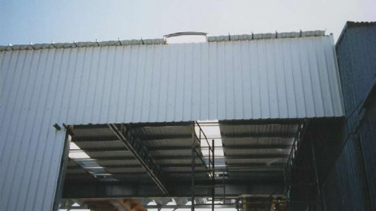 Centro médico con estructura metálica