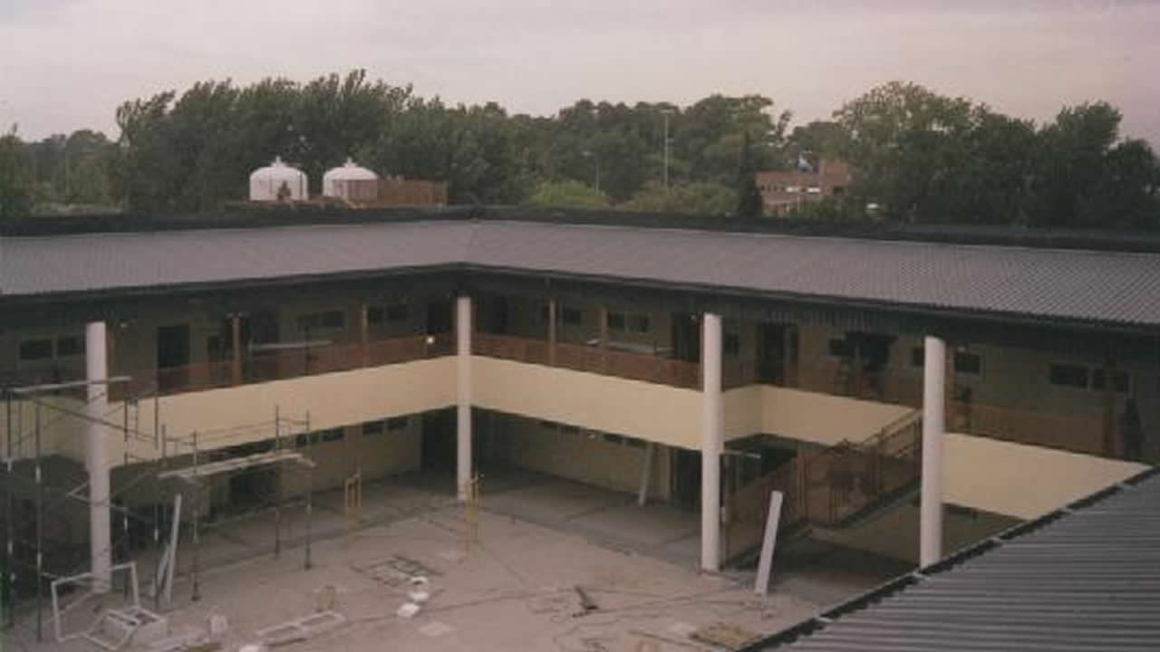 Centro médico con estructura metálica