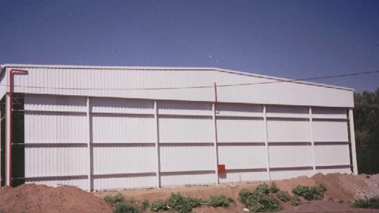 Centro médico con estructura metálica
