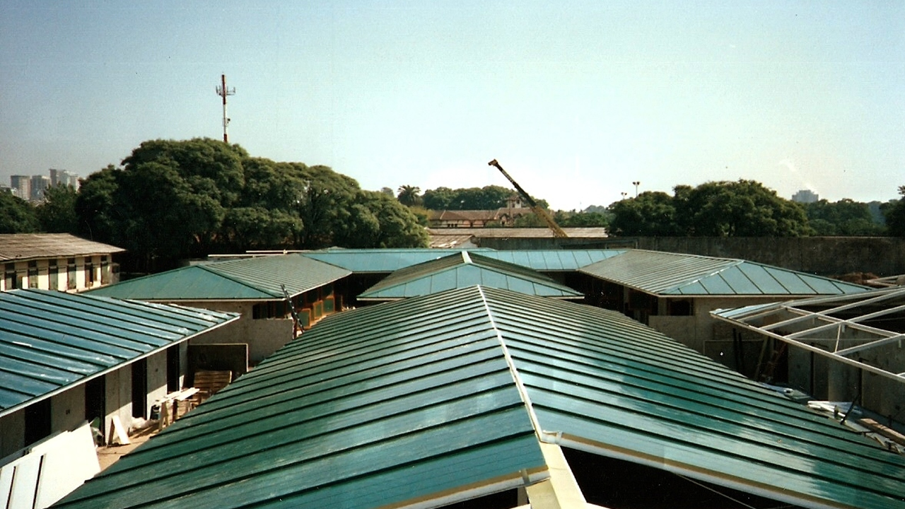 Centro médico con estructura metálica